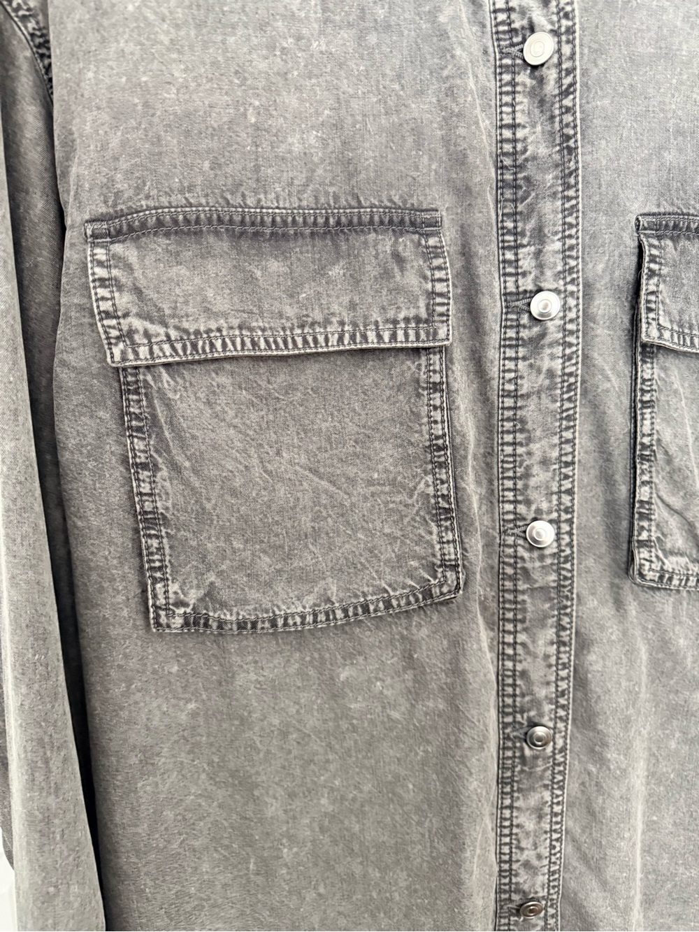 H&M Women’s Oversized Mineral Wash Gray Button-Front Top. Light-weight - Picture 2 of 6